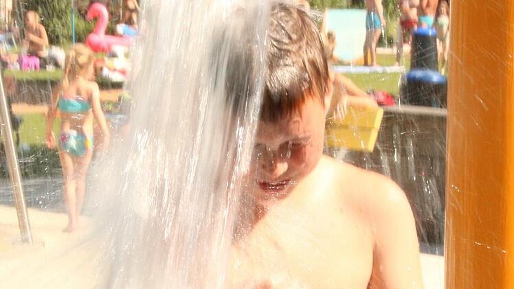 Wer kann, sucht zurzeit ein Freibad auf. Josef Hofbauer