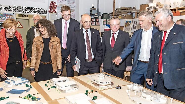 Rundgang durch die Kunstausstellung mit (vorne von links) der Ministerialbeauftragten Monika Zeyer-M&uuml;ller, Kunsterziehungs-Lehrerin Christine Braun, Landrat Wilhelm Schneider, Schulleiter Martin P&ouml;hner, Landtagsabgeordnetem Steffen Vogel und B&uuml;rgermeister J&uuml;rgen Hennemann. Fotos: Rudolf Hein