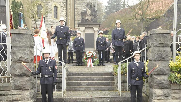 Kranzniederlegung zu Allerheiligen am Kriegerdenkmal in Reiterswiesen. Foto: Peter Klopf