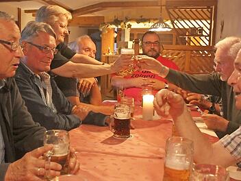 Am Stammtisch fühlen sich viele Männer wohl. Der Wirt sowie seine Kellnerinnen und Kellner tun alles, um den Stammtisch-Gästen viel Geborgenheit zu vermitteln - obgleich das wohl keiner so ausdrücken würde, weil es in Franken eine Selbstverständlichkeit ist. Die Herren dieses Stammtischs treffen sich jeden Mittwoch in einer Gastwirtschaft im Staffelsteiner Land. Archivfoto: Matthias Einwag