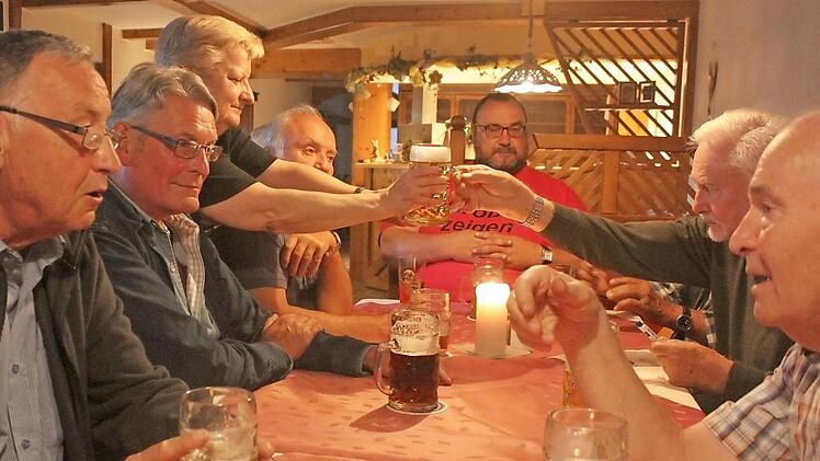 Am Stammtisch fühlen sich viele Männer wohl. Der Wirt sowie seine Kellnerinnen und Kellner tun alles, um den Stammtisch-Gästen viel Geborgenheit zu vermitteln - obgleich das wohl keiner so ausdrücken würde, weil es in Franken eine Selbstverständlichkeit ist. Die Herren dieses Stammtischs treffen sich jeden Mittwoch in einer Gastwirtschaft im Staffelsteiner Land. Archivfoto: Matthias Einwag