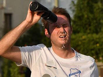 Kalte Dusche für die Fußballer der SpVgg Lettenreuth und ihren Spielertrainer Florian Eberth. Aufgrund eines Verdachtsfalles in der Mannschaft sagte der Kreisligist seine Partien des Wochenendes ab. Foto: Gunther Czepera