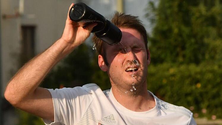 Kalte Dusche für die Fußballer der SpVgg Lettenreuth und ihren Spielertrainer Florian Eberth. Aufgrund eines Verdachtsfalles in der Mannschaft sagte der Kreisligist seine Partien des Wochenendes ab. Foto: Gunther Czepera