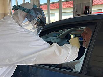 Dr. Ralph Brath bei der Arbeit in der Teststrecke in Oerlenbach. Vielleicht schon während der Feiertage soll das Impfzentrum in Bad Kissingen öffnen, doch dafür wird dringend noch Personal gesucht. Archiv Lena Pfister
