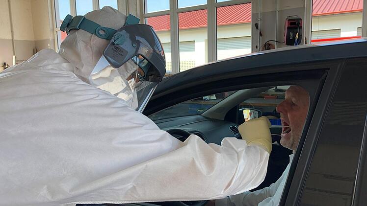 Dr. Ralph Brath bei der Arbeit in der Teststrecke in Oerlenbach. Vielleicht schon während der Feiertage soll das Impfzentrum in Bad Kissingen öffnen, doch dafür wird dringend noch Personal gesucht. Archiv Lena Pfister