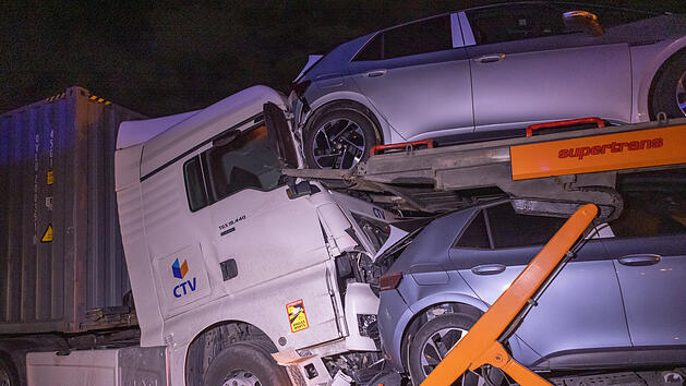 Auffahrunfall mit drei Lastwagen auf A3 bei Erlangen