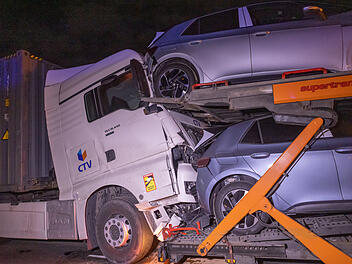 Auffahrunfall mit drei Lastwagen auf A3 bei Erlangen