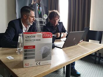 Boris Kiauka (links) und Andreas Schubert, Gesch&auml;ftsf&uuml;hrer der Gleitschirm-Flugschule Papillon auf der Wasserkuppe, verklagen Jens Spahn