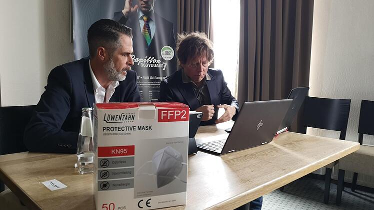 Boris Kiauka (links) und Andreas Schubert, Gesch&auml;ftsf&uuml;hrer der Gleitschirm-Flugschule Papillon auf der Wasserkuppe, verklagen Jens Spahn