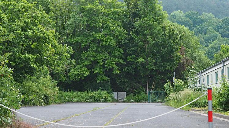 Mit Ketten abgesperrt ist der kleine geteerte Parkplatz unmittelbar an der Eishalle.