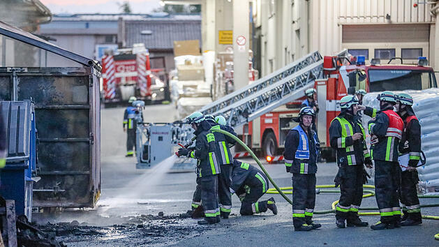 M&uuml;llcontainer brannte neben Lagerhalle: 60 Rettungskr&auml;fte im Einsatz