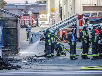 M&uuml;llcontainer brannte neben Lagerhalle: 60 Rettungskr&auml;fte im Einsatz