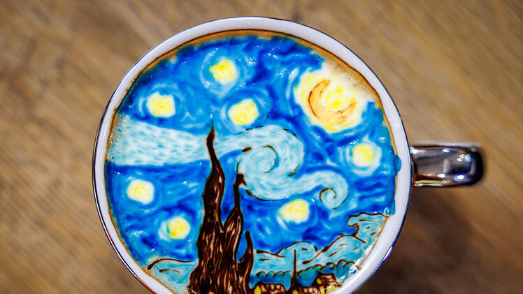 Cappuccino-Kunst im Bayreuther Café '8tto Grammi': Van Gogh aus Milchschaum