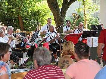 Die Aischtaler Musikanten spielten in Hallerndorf für die Hochwasseropfer auf.  Foto: Erlwein