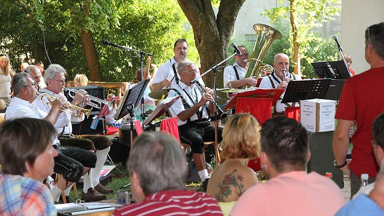 Die Aischtaler Musikanten spielten in Hallerndorf für die Hochwasseropfer auf.  Foto: Erlwein