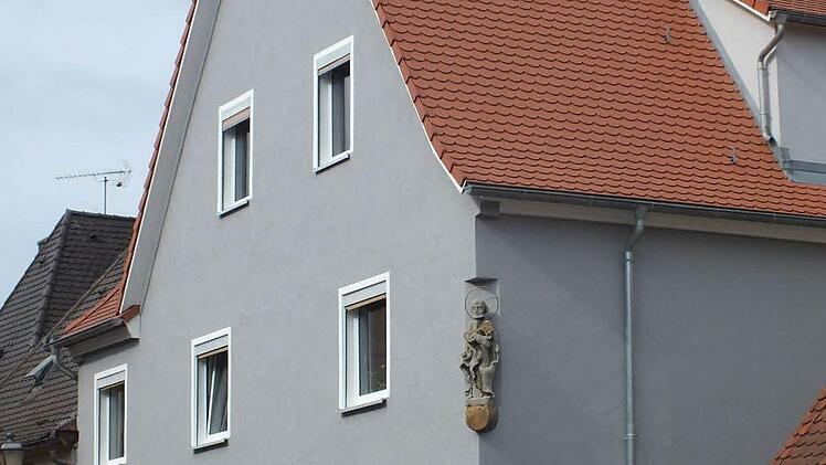 Hier stand früher die Gaststätte Steigerwald, die 1934 einem Brandstifter zum Opfer gefallen war. Zu sehen ist die Petrus-Figur an der Fassade.