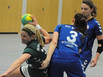 Durchsetzungsvermögen: Manuela Schäfer (links) von der SG Garitz/Nüdlingen in Aktion. Foto: Hopf