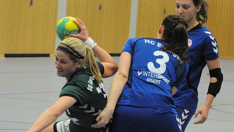 Durchsetzungsvermögen: Manuela Schäfer (links) von der SG Garitz/Nüdlingen in Aktion. Foto: Hopf