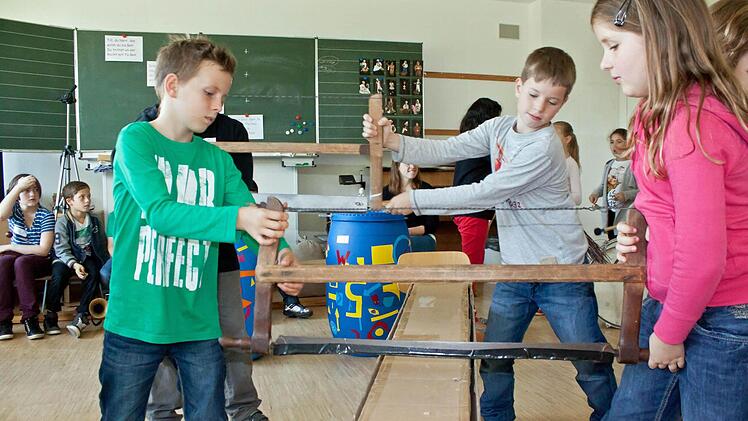 Beim "Till Eulenspiegel"-Projekt werden sogar Sägen als Musikinstrumente eingesetzt. Foto: Jochen Berger