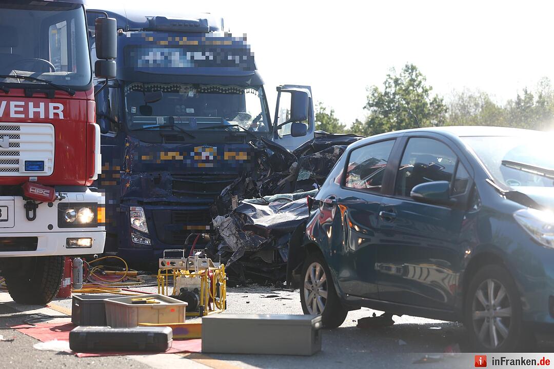 Lkw rast in Stauende - Eine Tote, sieben Verletzte