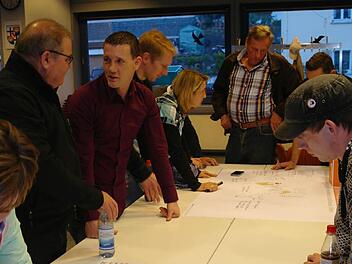 Diskussionen, Stifte und Papier: Beim Workshop der Brückenauer Rhönallianz brachten sich etliche Bürger ein. Foto: Stephanie Elm