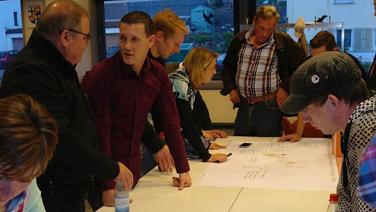 Diskussionen, Stifte und Papier: Beim Workshop der Brückenauer Rhönallianz brachten sich etliche Bürger ein. Foto: Stephanie Elm