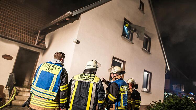 Mit vereinten Kräften gelang es den Feuerwehren Lanzendorf, Himmelkron und Gefrees das Haus in der Lindenstraße zu retten.  Foto: Alexander Muck