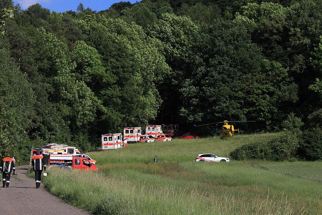 Traktor kippt bei Falkenberg um - 13 Verletzte