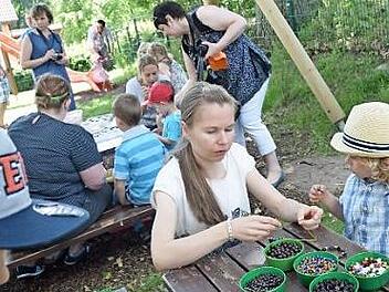 Armb&auml;nder Marke Eigenbau gab's beim Sommerfest. Foto: privat
