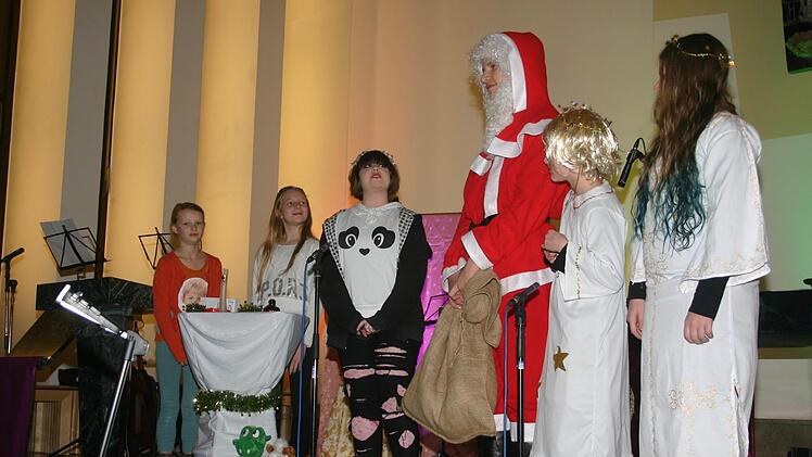 Wie es in einem Kaufhaus vor Weihnachten zugehen kann, führte die Theater-Arbeitsgemeinschaft der Realschule CO I mit einem beträchtlichen Schuss Ironie einem begeisterten Publikum vor Augen. Foto: Martin Rebhan