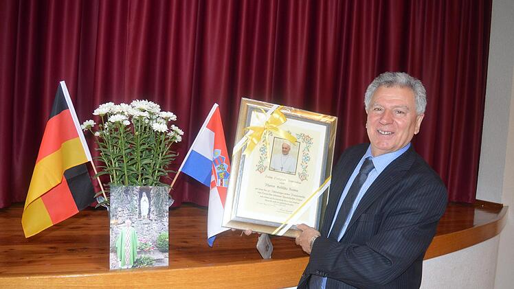 Seinen Apostolischen Segen dr&uuml;ckte Papst Franziskus mit dieser Urkunde aus.  Arthur Stollberger