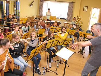 Der musikalische Nachwuchs der Blaskapellen aus Fuchsstadt, Langendorf und Machtilshausen traf sich zum gemeinsamen Probentag für das Frühlingskonzert am Samstag, 13. April. Foto: Ludwig Deschner