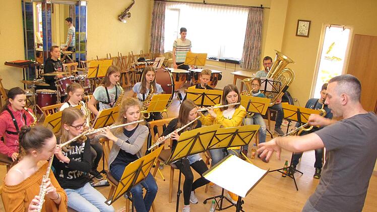 Der musikalische Nachwuchs der Blaskapellen aus Fuchsstadt, Langendorf und Machtilshausen traf sich zum gemeinsamen Probentag für das Frühlingskonzert am Samstag, 13. April. Foto: Ludwig Deschner