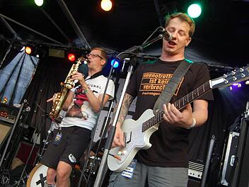 Punkrock mit Gebläse: Toll kamen die Jungs von 100 Kilo Herz bei den Besuchern des Outside Rodeo an.  Foto: Rolf Krebs