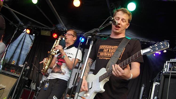 Punkrock mit Gebläse: Toll kamen die Jungs von 100 Kilo Herz bei den Besuchern des Outside Rodeo an.  Foto: Rolf Krebs