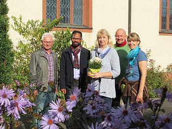 Spendenübergabe: Kirchenpfleger Burkard Erhard (von links), Pater Sony Kochumalayil, die drei Vorsitzenden des Gartenbauvereins Daniela Schmitt, Eberhard Neubert und Silke Kaufmann.  Foto: Doris Bauer