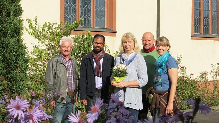 Spendenübergabe: Kirchenpfleger Burkard Erhard (von links), Pater Sony Kochumalayil, die drei Vorsitzenden des Gartenbauvereins Daniela Schmitt, Eberhard Neubert und Silke Kaufmann.  Foto: Doris Bauer