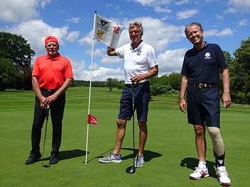 Sehr zufrieden mit ihrer Golfrunde waren (von links) Rudi Weigand, Kurt Klühspies und Thomas Schreiner.  Foto: Anton Then