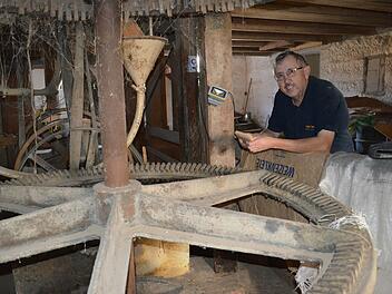 Klaus Krumholz in seiner alten Mühle: Das Mahlwerk ist noch voll funktionstüchtig.