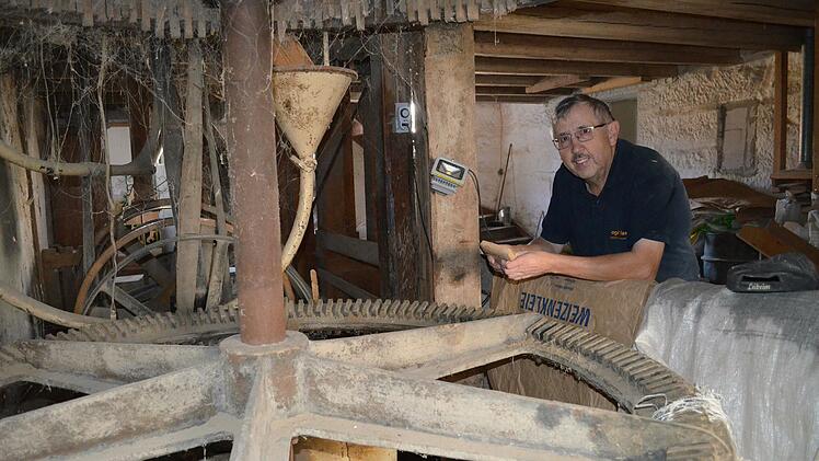 Klaus Krumholz in seiner alten Mühle: Das Mahlwerk ist noch voll funktionstüchtig.