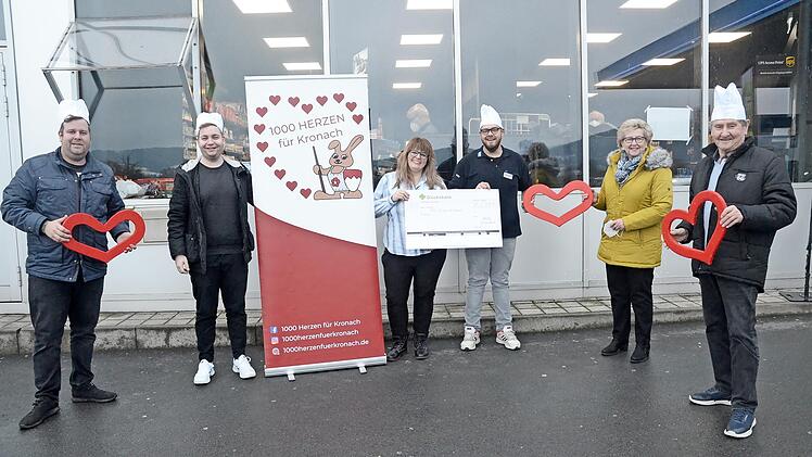 Die Weihnachtsbäckerei für „1000 Herzen für Kronach“ war ein voller Erfolg. Bei der Übergabe des Erlöses von 769,70 Euro freuten sich (von links) Marc Zapf, Kevin Dubian, Initiatorin Anja Jäckisch, Andreas Förtsch sowie Herta und Gerhard Burkert-Mazur.