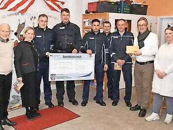 Die Vertreter der Akademie &uuml;bergeben die Spende der Ausbildungsjahrg&auml;nge an die gemeinn&uuml;tzigen Vereine &bdquo;Kinderschutzbund Bamberg&ldquo; und &bdquo;Freund statt fremd&ldquo;.