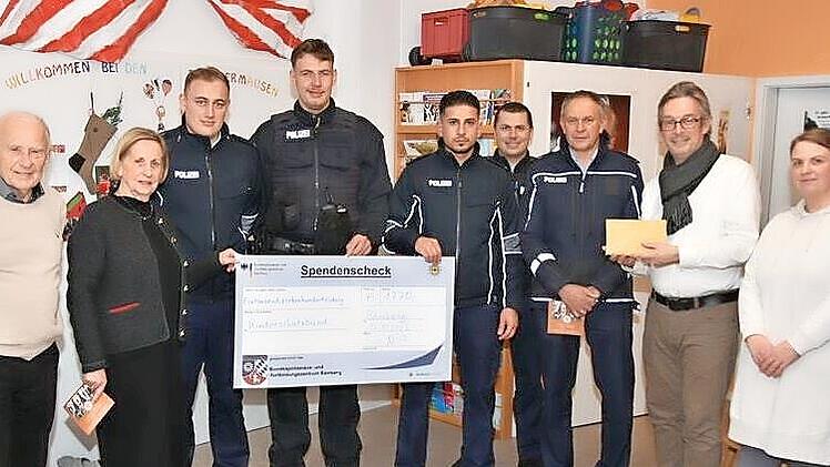 Die Vertreter der Akademie &uuml;bergeben die Spende der Ausbildungsjahrg&auml;nge an die gemeinn&uuml;tzigen Vereine &bdquo;Kinderschutzbund Bamberg&ldquo; und &bdquo;Freund statt fremd&ldquo;.