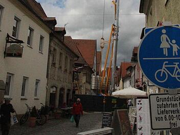 Passanten am Eingang der Apothekenstraße können leicht den Eindruck gewinnen, die Straße sei durch die Baustelle versperrt. Foto: Roepert