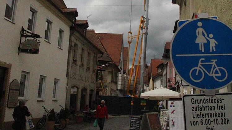Passanten am Eingang der Apothekenstraße können leicht den Eindruck gewinnen, die Straße sei durch die Baustelle versperrt. Foto: Roepert