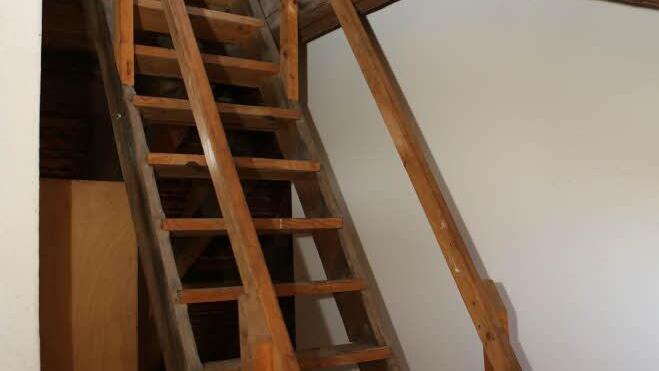 Kleine Leiter zum Dachboden.