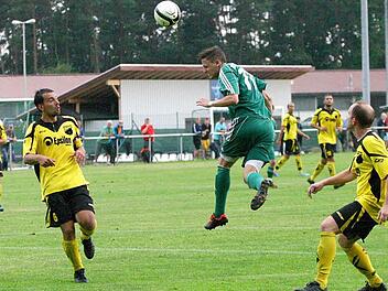 Der Neudrossenfelder Kevin Diwersi markiert Mittwochabend gegen Trogen per Kopfball die 1:0-Führung. Foto: Monika Limmer