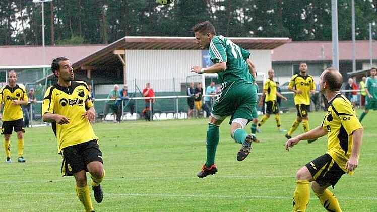 Der Neudrossenfelder Kevin Diwersi markiert Mittwochabend gegen Trogen per Kopfball die 1:0-Führung. Foto: Monika Limmer
