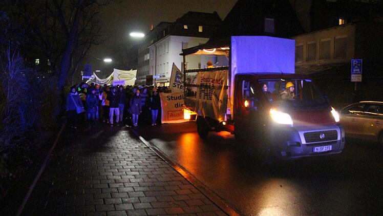 Studentendemonstration gegen die Baumängel an der Philosophischen Fakultät der Universität in Erlangen. Foto: Christian Bauriedel