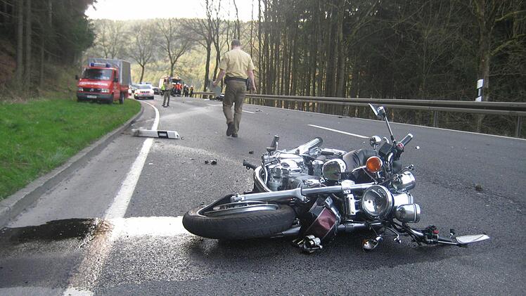 Drei Schwerstverletzte sind das Ergebnis eines Motorradunfalls am Sonntag. Foto: Alexander Löffler